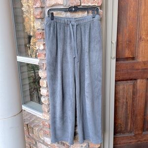 Soft gray men’s lounge pants with drawstring from IZOD. Size Medium.